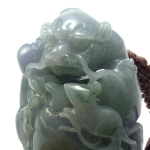 画像: 翡翠飾り物（握り石）